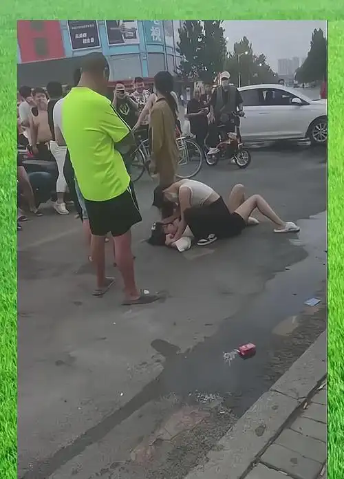 女子街头手撕小三, 双方扭打成一团, 多人围观场面一度失控|原配|第