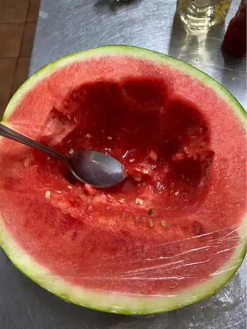 夏天的西瓜就要用勺子大口挖着吃