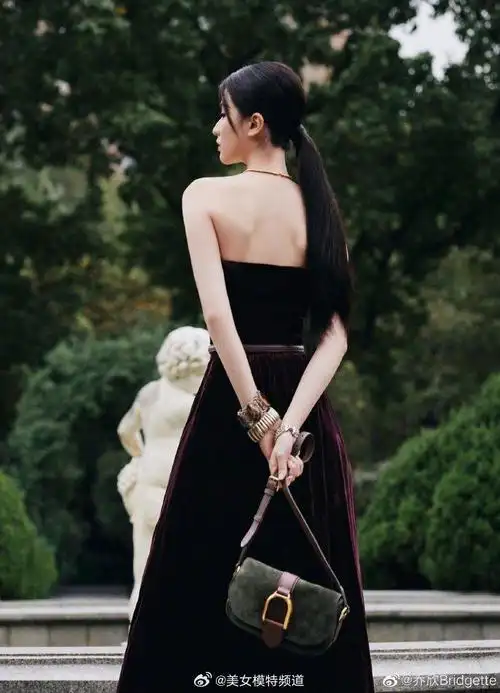 乔欣穿复古红丝绒抹胸长裙写真照曝光