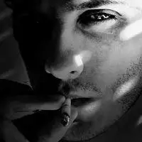 黑夜孤独抽烟的男人图片