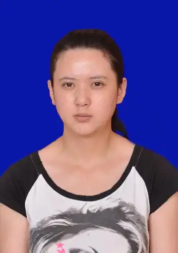 帮我p一下这张照片,小二寸蓝底的,谢谢了