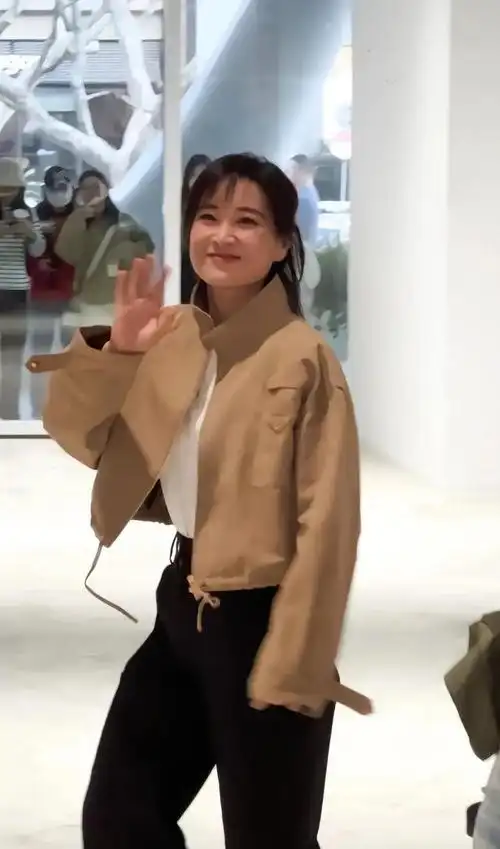 听说了吗?贾玲姐姐在《热辣滚烫》路演上,带火了一种全新穿法.