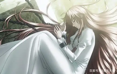 美女静静的躺在那里,双手被一副铁链铐着.