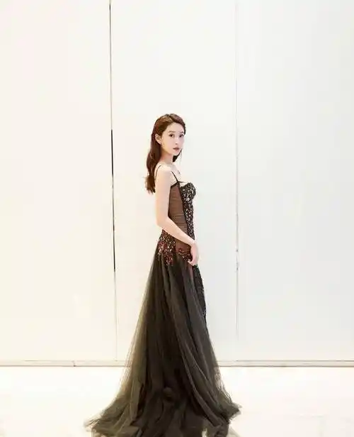 王子璇初露头角,迷人身材十分吸睛,不愧是王一博吻过的女人_裙子_女孩