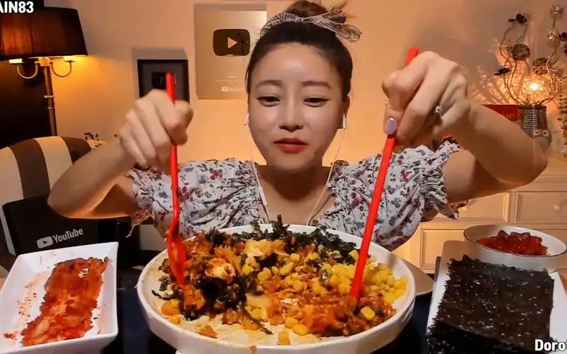 韩国吃播dorothy韩国美女欧尼吃辣白菜起司海苔饭20190719