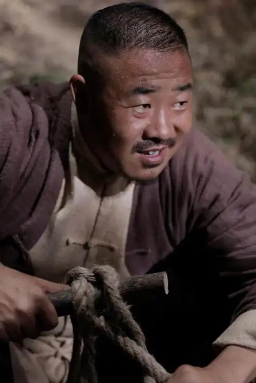 王奕盛《战火》用斧头战天涯