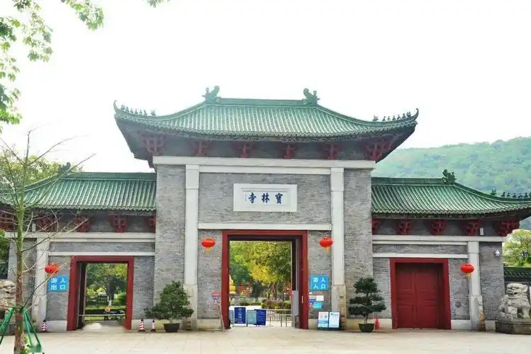 景点介绍宝林寺座落在顺德大良太平山西麓,是广东的最大寺院,2000年被