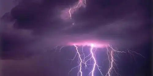 男子10年被雷电击中3次,死后4年坟墓又被雷劈,到底是为什么呢?