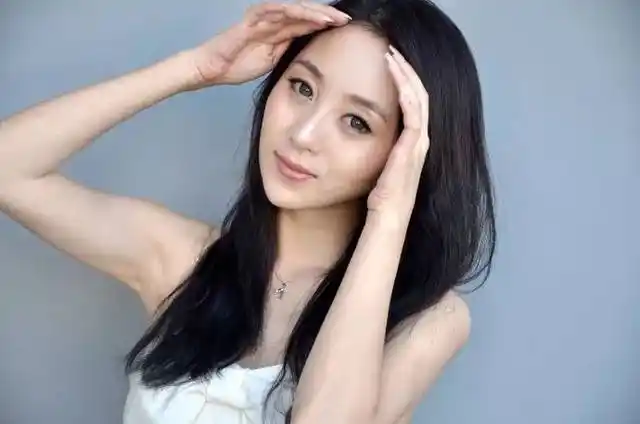 郭津彤近照,她与老公云飞,两个人也有了女儿,女儿长得非常可爱