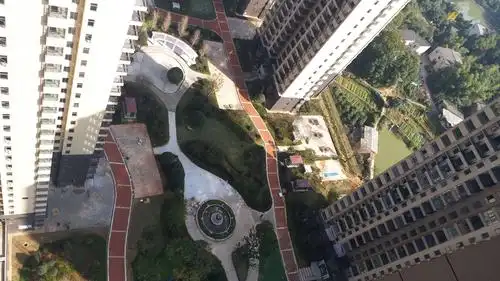 楼顶往下拍摄地面全景