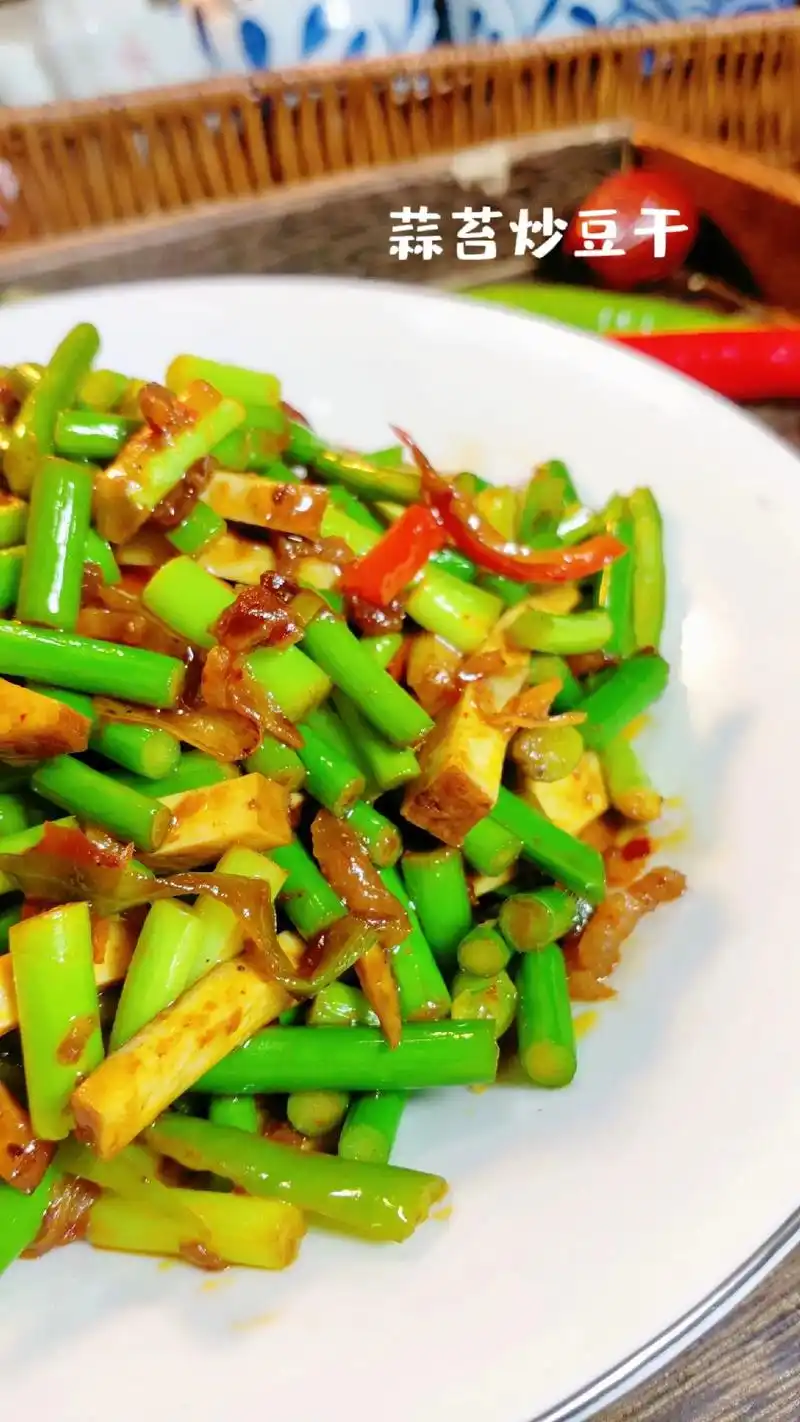 蒜苔炒豆干做法.外面的饭菜再好,也比不上家常菜吃着舒服. 第 - 抖音