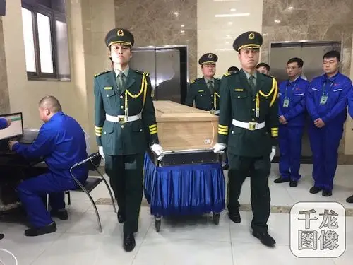 图为在开放日当天,八宝山殡仪馆火化室向市民演示火化的流程.