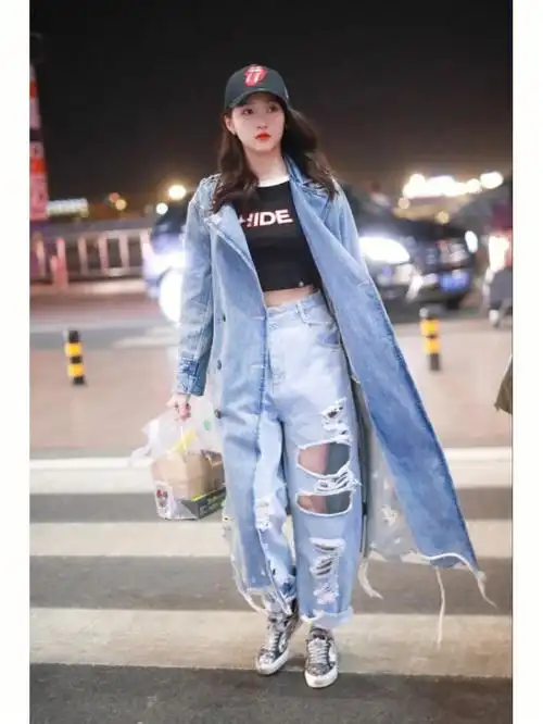 关晓彤穿长款牛仔外套也不胖腿真长好养眼