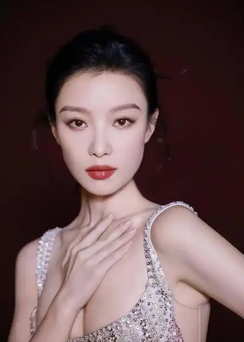 倪妮:身材馋得人流口水,肤白貌美,魔鬼身材,时尚感独树一帜!