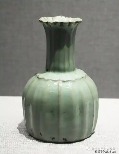 国宝级南宋官窑粉青釉多棱直颈瓶高清大图鉴赏