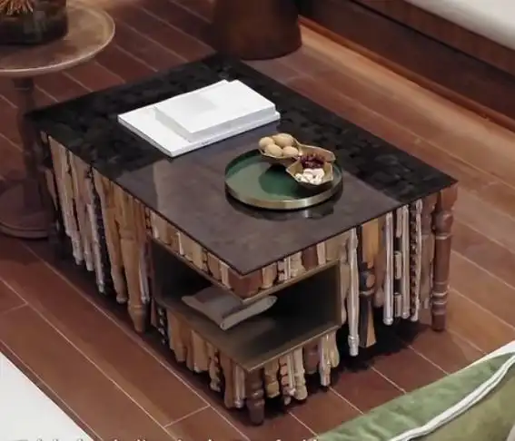 客厅的这张桌子,是用旧房子拆下来的就材料制作而成,看起来非常有特色