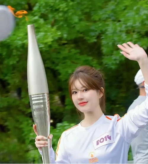 赵露思在演艺路上有起伏,演技颜貌受评不一,成为火炬手引发争议