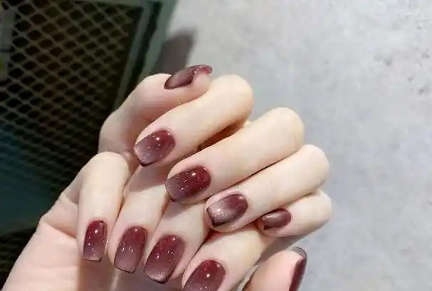 显白有氛围感的猫眼美甲款式合集图24