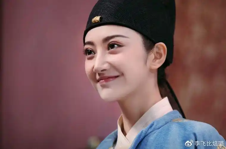 路人镜头下的景甜脸部僵硬法令纹抢眼网友喊话别再打针了