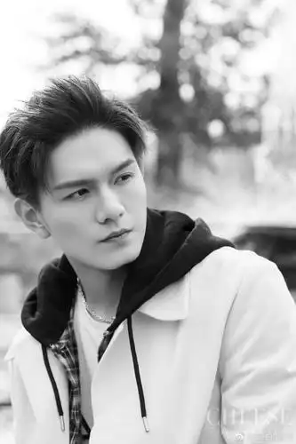 时尚大片新鲜出炉凭借少年冒险巨制《天坑鹰猎》中国民队长杨烨一角