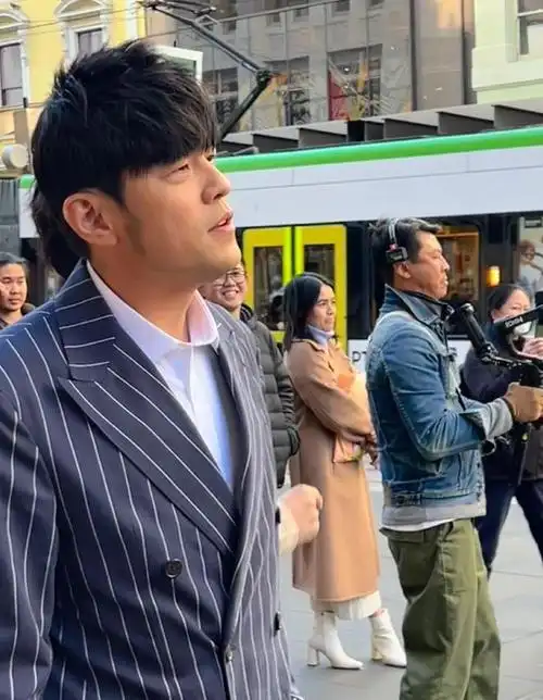 周杰伦街头录制新综艺,被吐槽苍老油腻,身材也发福不少|刘海|填词人