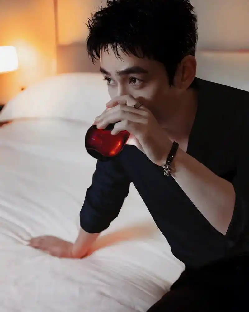 朱一龙 #修图 今天我是修图的嘿嘿嘿,黑衬衫版,简直太se - 抖音