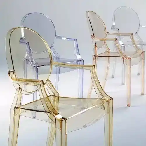 由菲利普·斯塔克设计的这么椅子有一个很特别的名字:路易鬼椅.