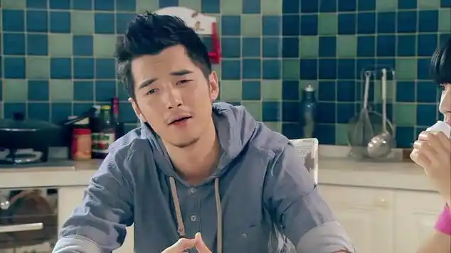 公寓:展博喝饮料,被关谷逼问感受,想上厕所都不行|喜剧|爱情剧|金世佳