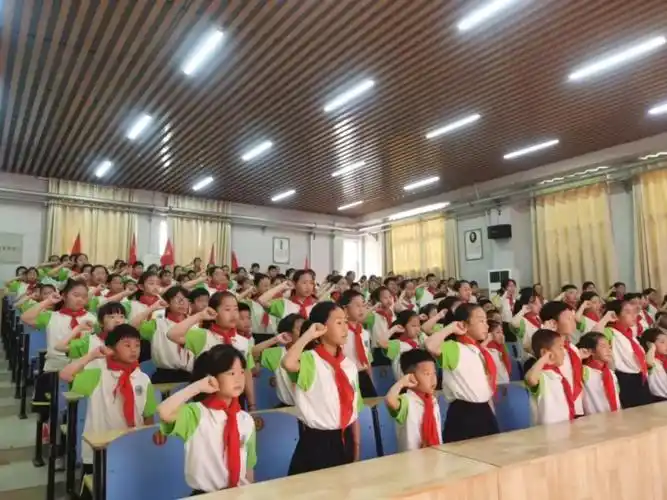 红领巾爱祖国,争做新时代好队员——西关小学举行少先队新队员入队