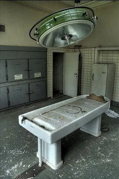 胆小勿进!实拍世界各地废弃的停尸房(组图)