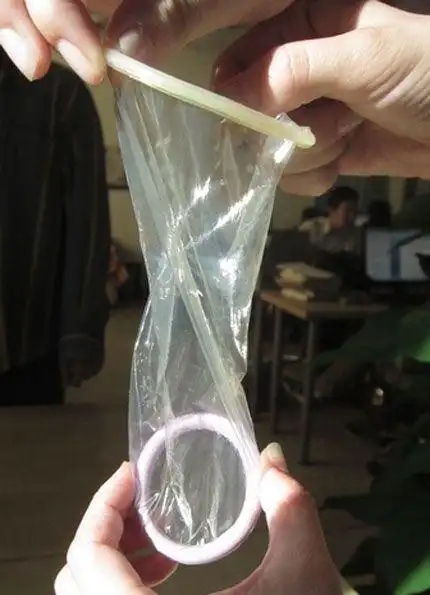 真人演示"女用避孕套"使用方法