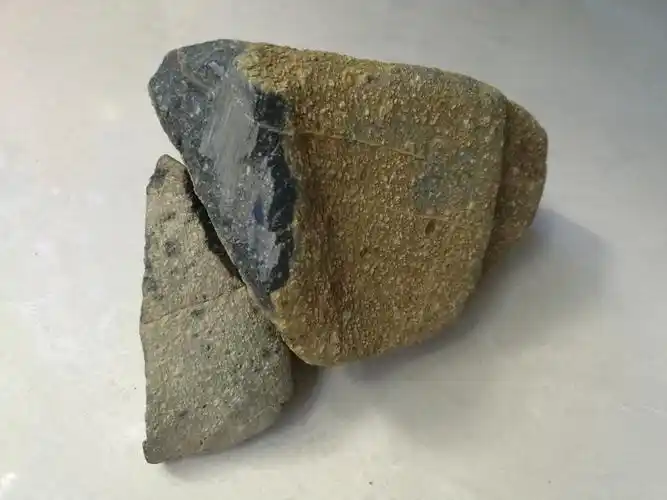 月亮陨石,有磁性,磁性较弱,切割面(断面),冲击脉痕迹明显