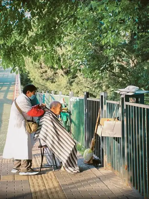 五一北京温暖的路边理发师