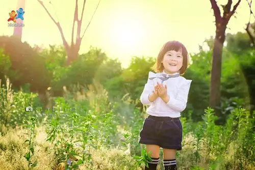 逆光加开怀笑,暖意浓浓