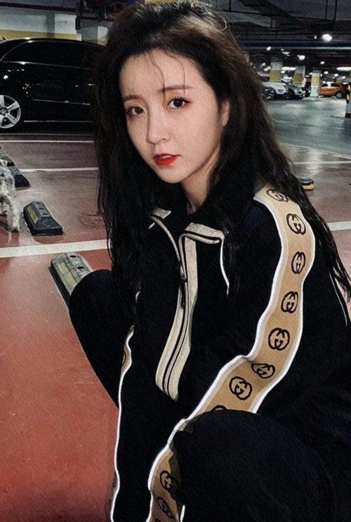 莉哥消失一年后频繁的更新生活照离开了滤镜差点认不出