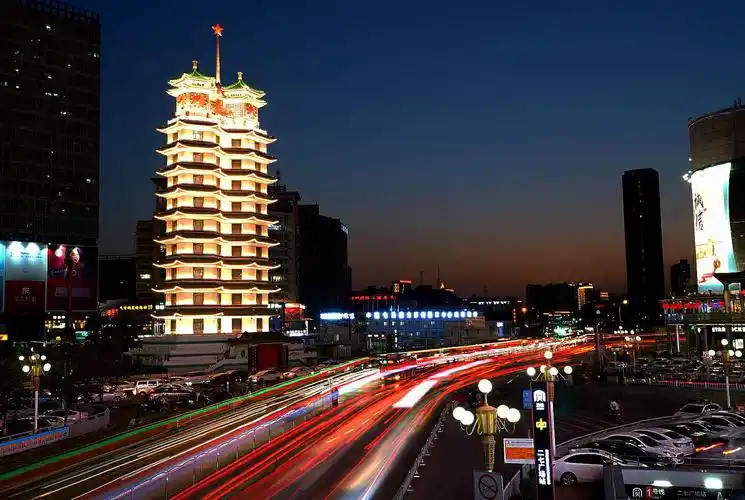 到了夜晚,在灯光的映衬下,城市风景流光溢彩,艳