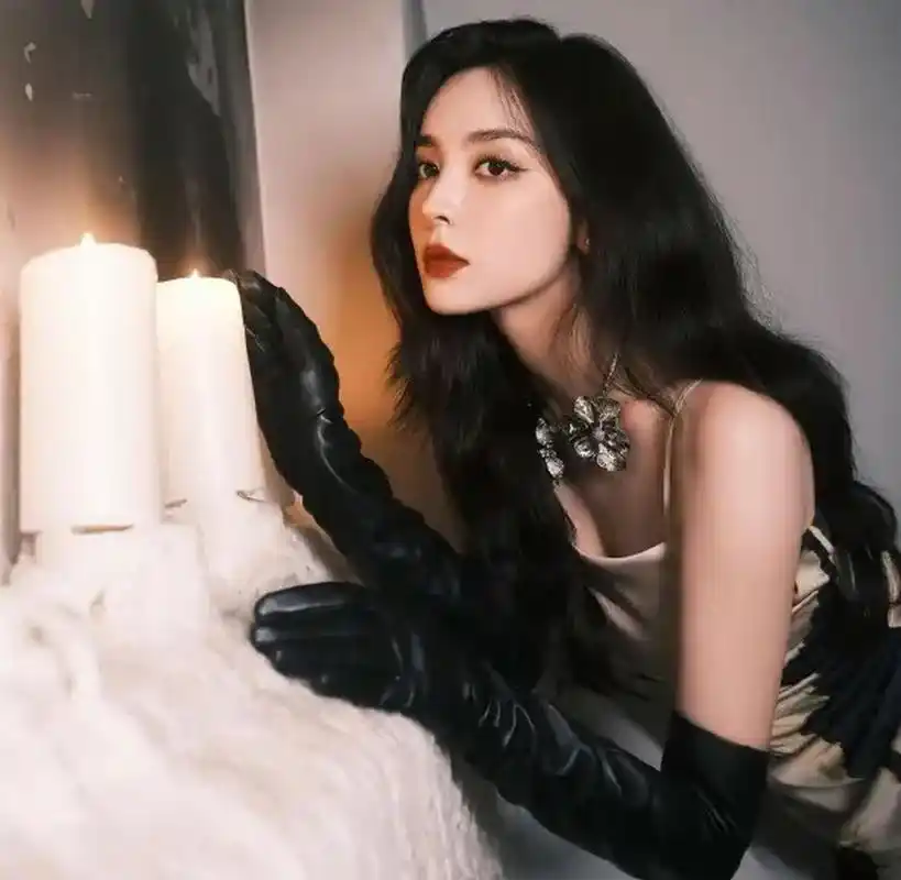 古力娜扎工作室发布两组写真照,娜扎身穿墨色吊带长裙,凸显好身材,一