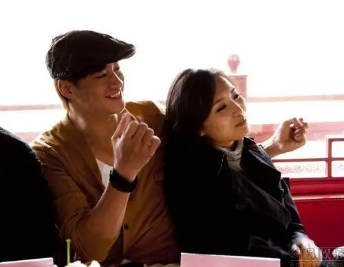 何润东陈好现场暧昧