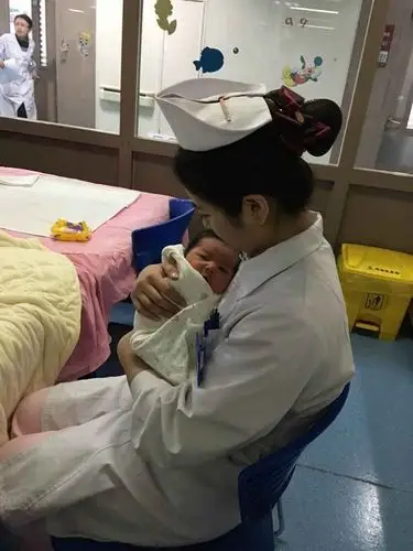 哈尔滨被弃女婴牵动全城人心 宝宝健康漂亮