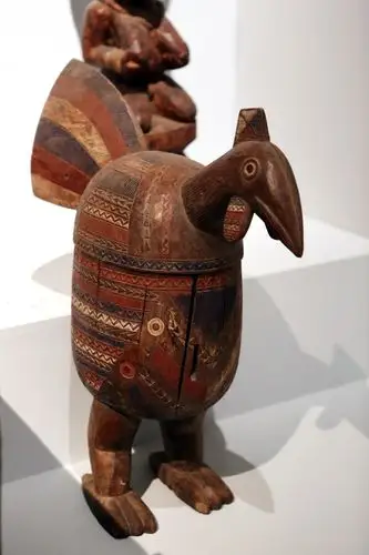 原创摄影图 艺术文化 雕刻艺术 非洲雕刻彩色鸟雕像 素材描述:红动网