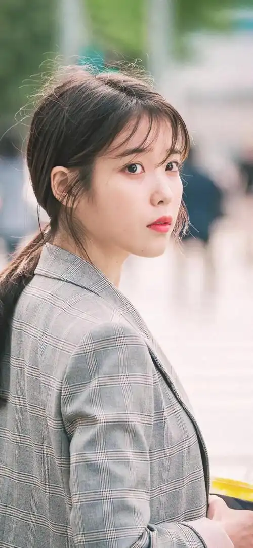 李知恩iu手机壁纸短发美女李知恩坐地板上的手机壁纸