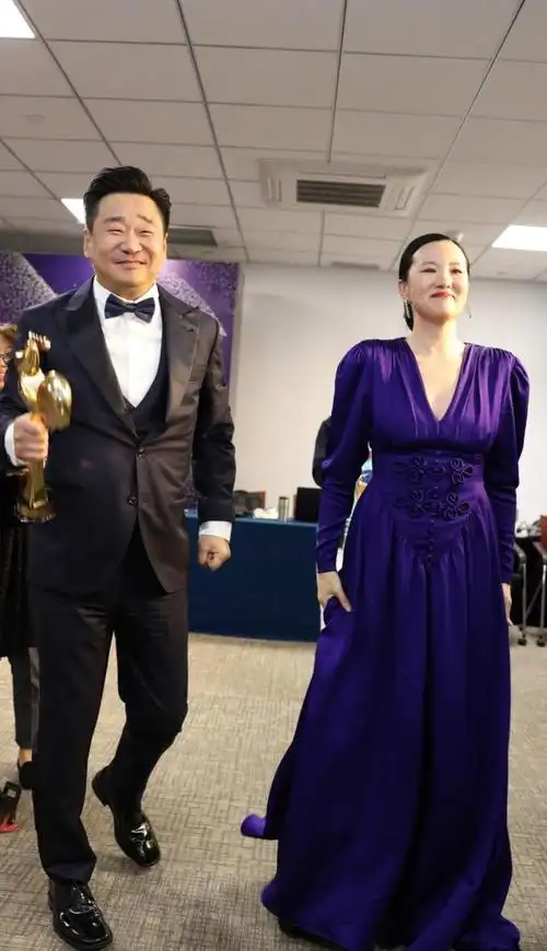 王景春咏梅分别获最佳男女主角奖后拥抱激动落泪