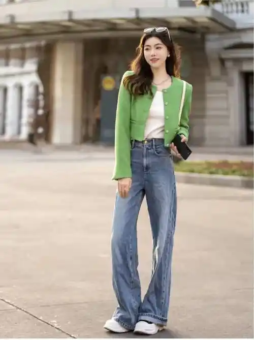 下半身搭配复古浅蓝色阔腿牛仔裤 帆布鞋随又舒适