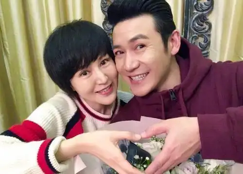 陆毅晒与老婆鲍蕾合影庆祝生日#在这个浮躁的时代,生活快餐化,当扒殚