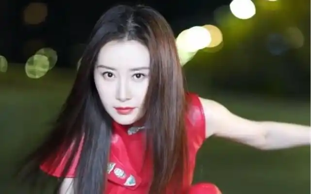 魔幻手机傻妞扮演者舒畅17年后挑战还原傻妞造型