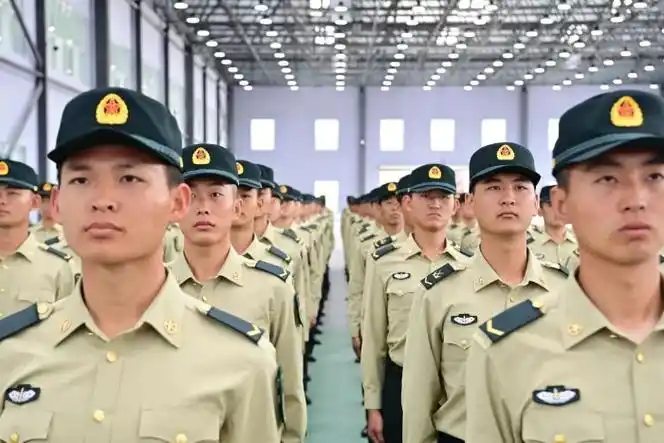 授衔他们面对军旗立下铮铮誓言