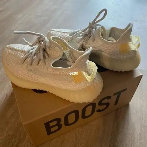 了好久,没想到一点也不小也不压脚背,刚刚好试了一下kaws的鞋带系法