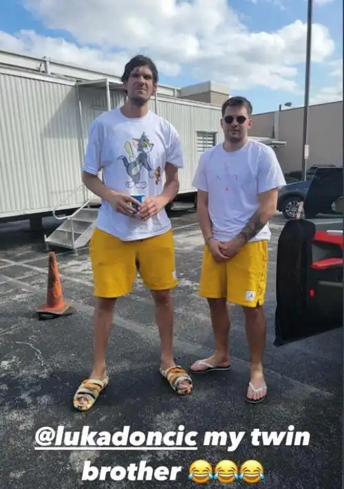 博班晒和东契奇合影:我的双胞胎弟弟