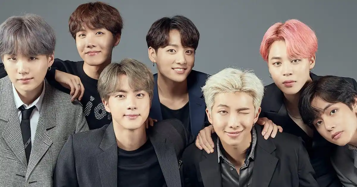 近日bts上传了全部七位成员的家庭肖像 转载自百家号作者:燕子说娱