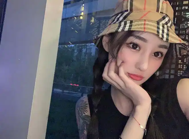 陪伴在uzi身边uzi女友纹身惹众议粉丝评论暖人心